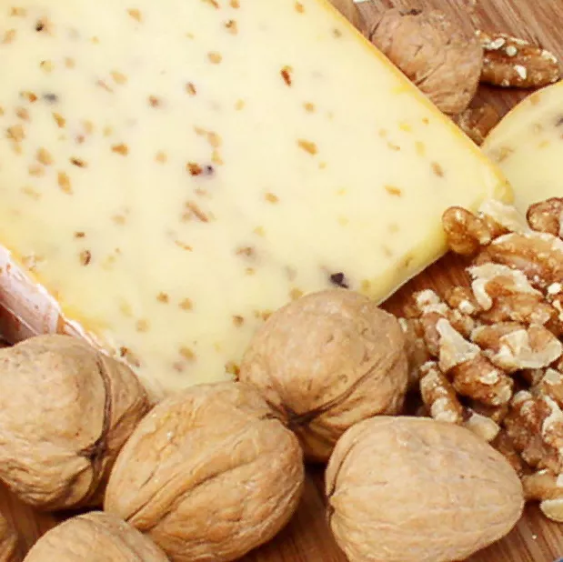 фотография продукта Сыр гауда с грецким орехом